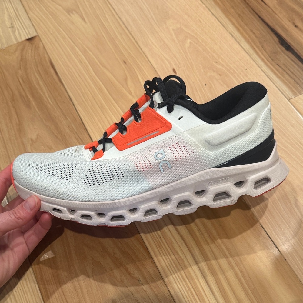 On Running Cloudstratus 3 Running Sneakers